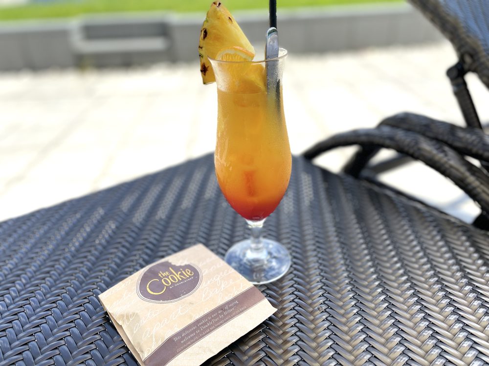 ダブルツリーbyヒルトン北谷リゾートのプールサイドバー