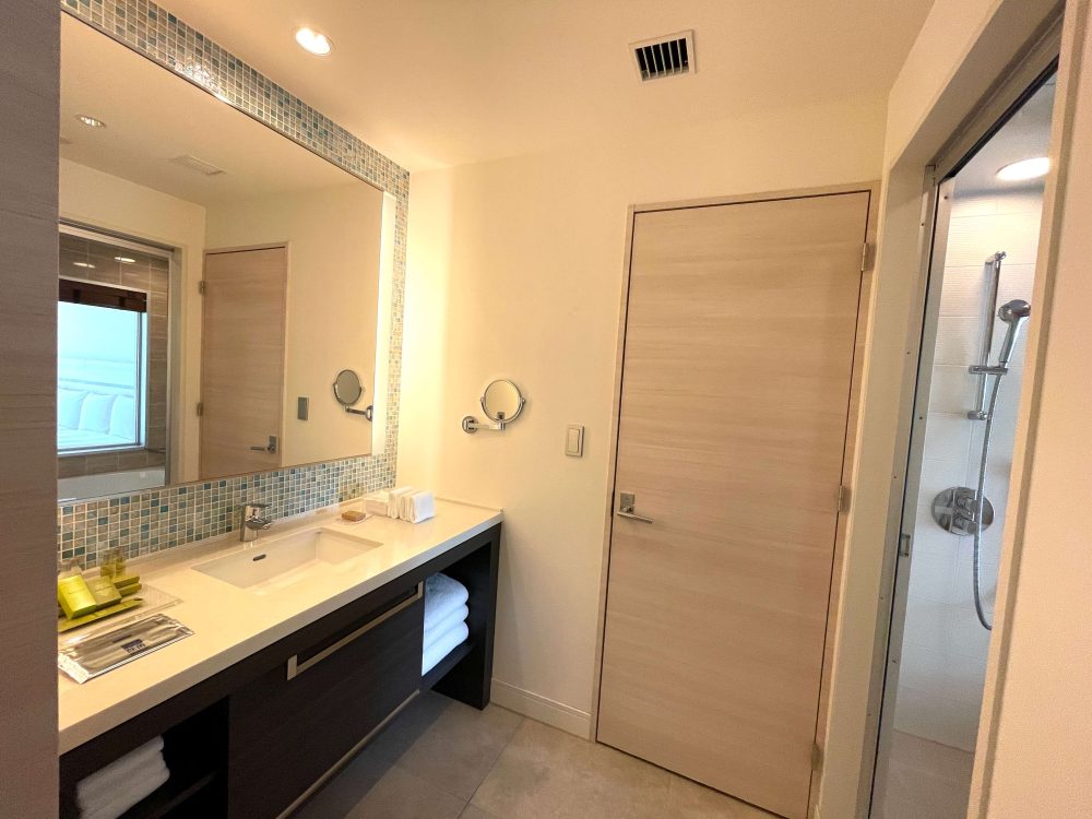 ヒルトン沖縄北谷リゾートのツインルームwith ガーデンの洗面所