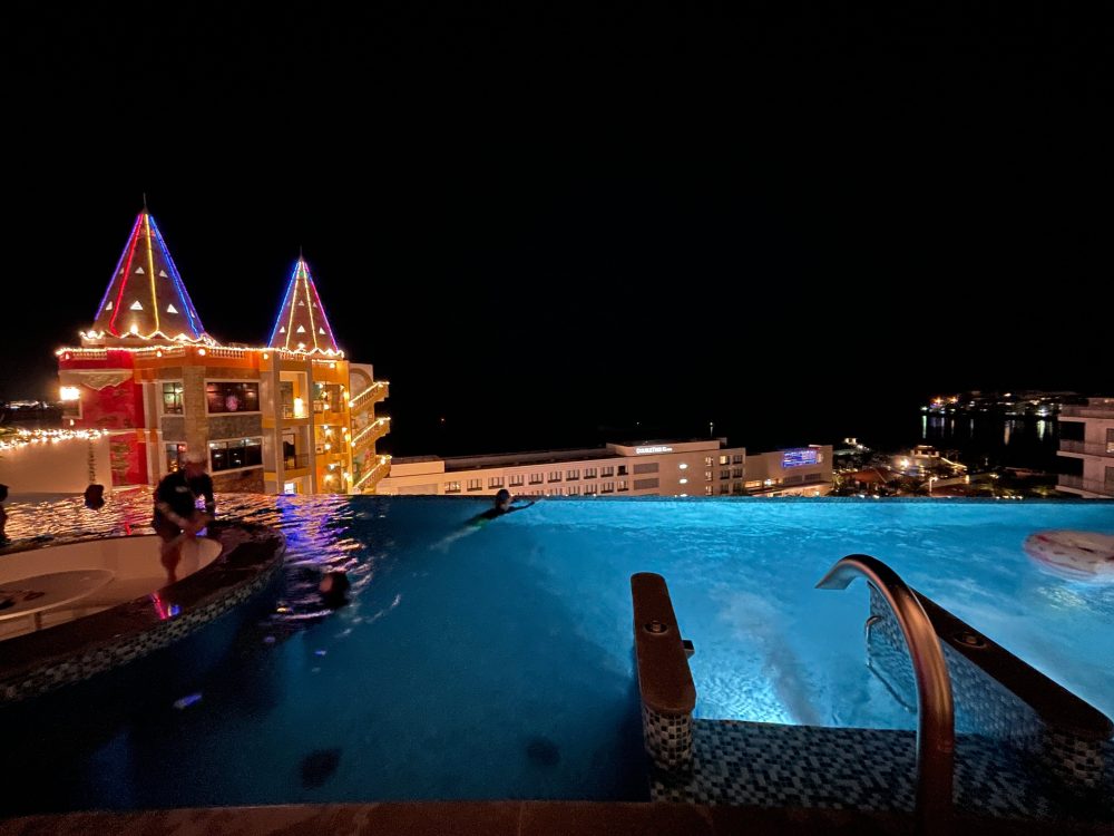 レクー沖縄北谷スパ&リゾートのナイトプール