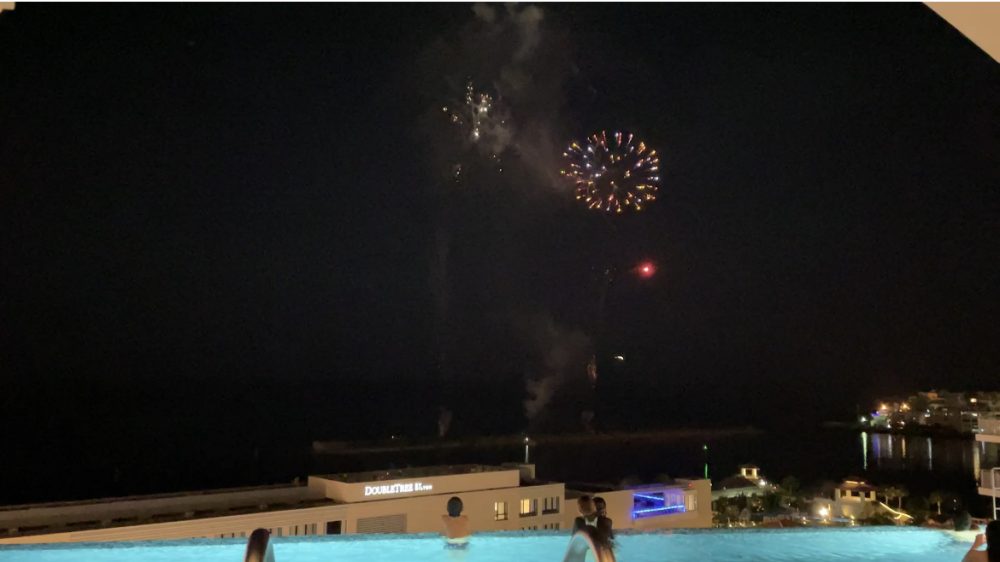 レクー沖縄のプールから見える花火
