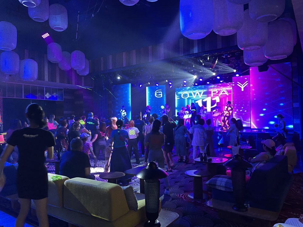 クラブメッド北海道トマムのナイトショー・夜のダンスタイム