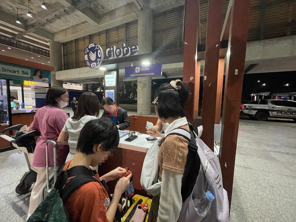 セブマクタン空港のGlobeのショップSIM